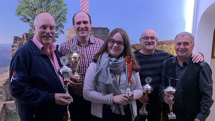 Vorsitzender Roland Hehn, selbst Vereinsvorsitzender, ehrte (von links): Frank Geheeb, Selina Geheeb, Wolfgang Kneier und stellvertretender Vorsitzender Bruno Kirchner. Foto: Rosi Keiser