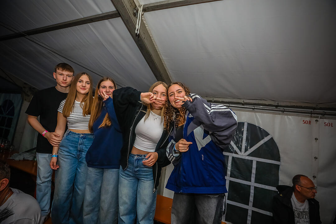 Samstagsparty im Festzelt!