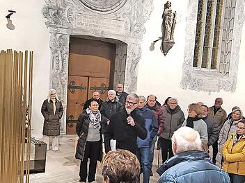 J&uuml;rgen Emmert, Leiter der Kunstabteilung des Bistums W&uuml;rzburg sowie des Di&ouml;zesanmuseums, stellte die neuen Kunstwerke in der Stadtpfarrkirche M&uuml;nnerstadt vor.