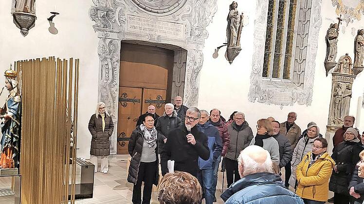 J&uuml;rgen Emmert, Leiter der Kunstabteilung des Bistums W&uuml;rzburg sowie des Di&ouml;zesanmuseums, stellte die neuen Kunstwerke in der Stadtpfarrkirche M&uuml;nnerstadt vor.