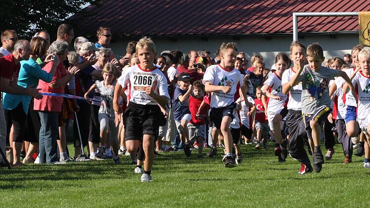 Start zum Bambinilauf über eine Sportplatzrunde.
