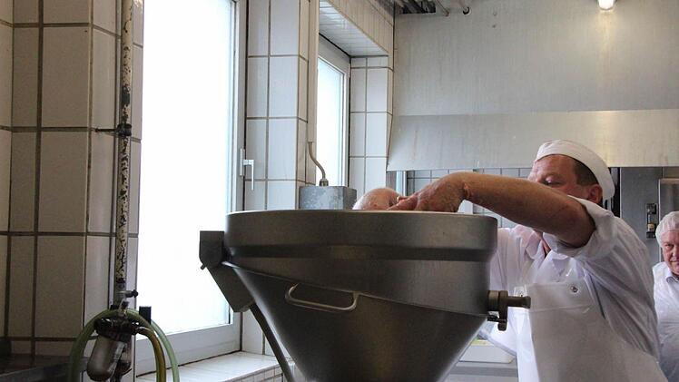 Vom Kutter dann in die Wurstfüllmaschine.