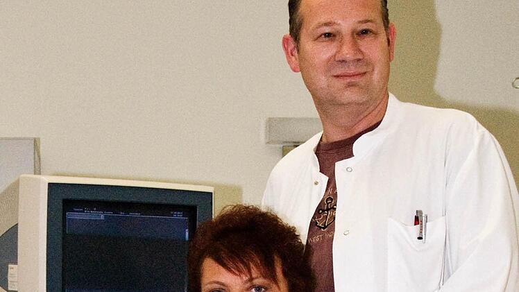 Arztehepaar Irene und Alexander Wiesner in der Praxis ihres Kreuzfahrtschiffes MS "Hamburg".