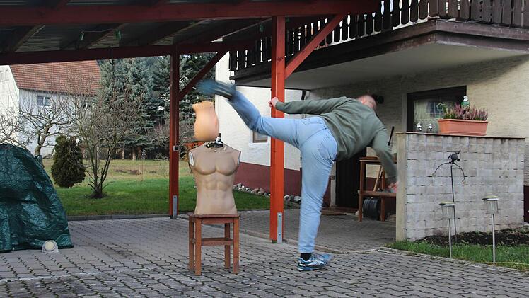Mit einem Dreh-Kick fällt der Zombiekopf herunter.