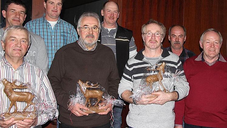 Der Vorstand der Jagdgenossen (von links): Jagdvorsteher Reinhold Haas, Beisitzer Matthias Koberstein, Kassier Stefan Selbert, stellvertretender Jagdvorsteher Robert Koch und Beisitzer Otto Winter mit den Geehrten (vorne v. l.) Kurt Selbert, Willi Zeller und Walter Schneider.