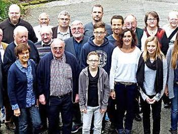 Viele Gratulanten kamen zum 75. Geburtstag von Helmut Müller (vorne, Dritter von links, daneben seine Frau Inge). Foto: Dieter Hübner