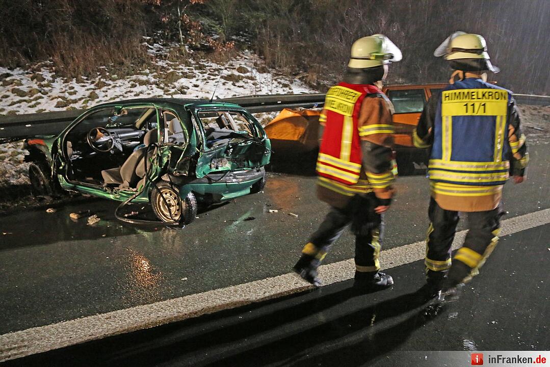 Drei Autos kollidieren auf der A9 - Ein lebensgefaehrlich Verletzter