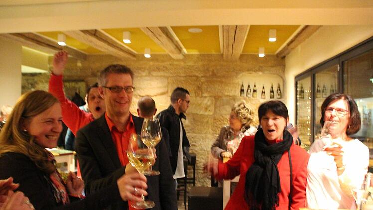 Sehen so Sieger aus? Die Wahlparty von Uwe Kirschstein. Es wird mit Weißwein angestoßen. Foto: Jennifer Hauser
