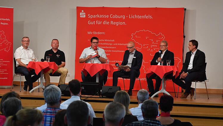 Blick aufs Podium beim RegionentalkFoto: Ronald Rinklef