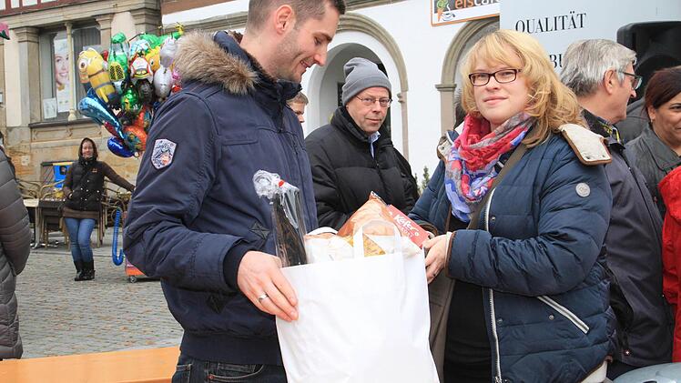 Sie freuen sich über ihren Einkauf. Foto: Gerda Völk