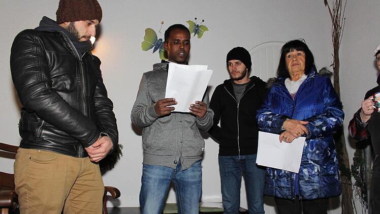 Ali (Bildmitte) liest die übersetzte Version der Geburtsgeschichte Jesu aus dem Koran vor. Rechts im Bild Beate Maria Mau. Foto: Lisa Kieslinger