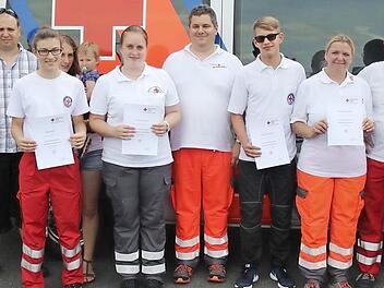 Die erfolgreichen Teilnehmer, zusammen mit den Prüfern und dem Ausbildungsleiter Matthias Reg und der stellvertretenden Kreisbereitschaftsleiterin Michaela Lech (r.)