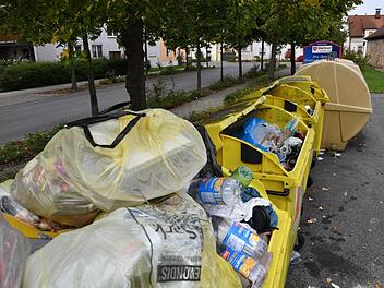 Kein schöner Anblick: Die Wertstoffcontainer am Parkplatz in Hallstadts Königshofstraße. Das soll sich ändern. Foto: Ronald Rinklef