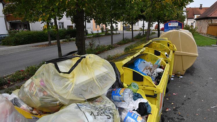Kein schöner Anblick: Die Wertstoffcontainer am Parkplatz in Hallstadts Königshofstraße. Das soll sich ändern. Foto: Ronald Rinklef