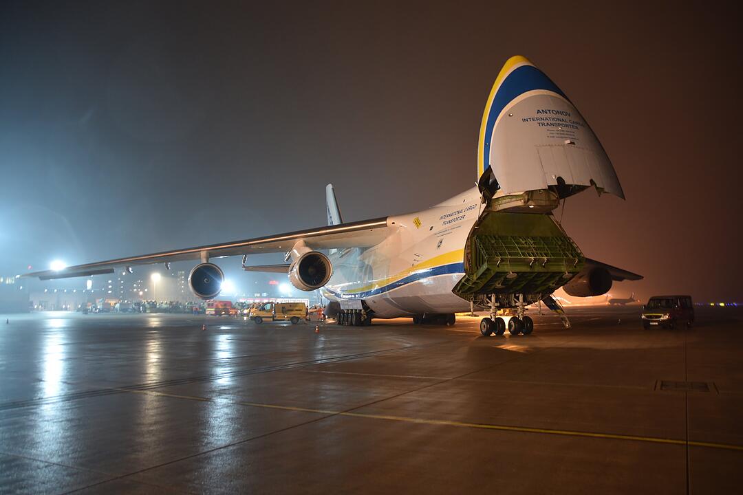 Airport Nürnberg: Riesenflieger landet am Flughafen – Flugzeug an Bord