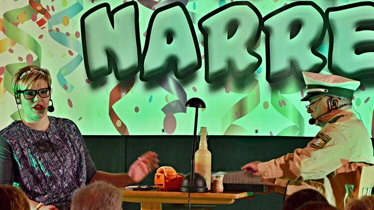 Verhörspezialist Claus Müller nimmt  als Polizist die Dorfdame Sabrina Arnold in die Mangel und entlockt ihr so manches Geheimnis. Foto: Maik Bayersdorfer