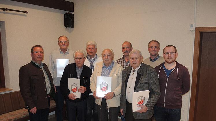 Wolfgang Lutz (links) ehrte auch Mitglieder, die über 30 Jahre schon Mitglied bei der TSVgg Hausen sind: Wolfgang Czelustek, Max Kiefl, Harald Blasek, Martin Schmitt, Stefan Heuring, Egon Schlereth, Bernd Czelustek, daneben stellvertretender Vorsitzender Alwin Minnich. Sebastian Fichtl