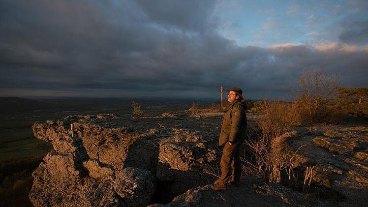 Ein Moment der Ruhe: Nicht immer muss der Blick durch den Sucher gehen. Naturfotograf Stefan Friedrich weiß, seine Kamera auch mal zum passenden Zeitpunkt zur Seite zu legen. Etwa, um wie hier den Blick vom Staffelberg zu genießen. Foto: Stefan Friedrich