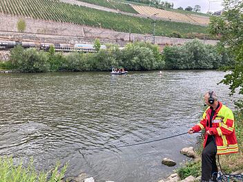 Mit einem Großaufgebot suchten Einsatzkräfte nach einer vermissten Person. Mit einem Großaufgebot suchten Einsatzkräfte nach einer vermissten Person.
