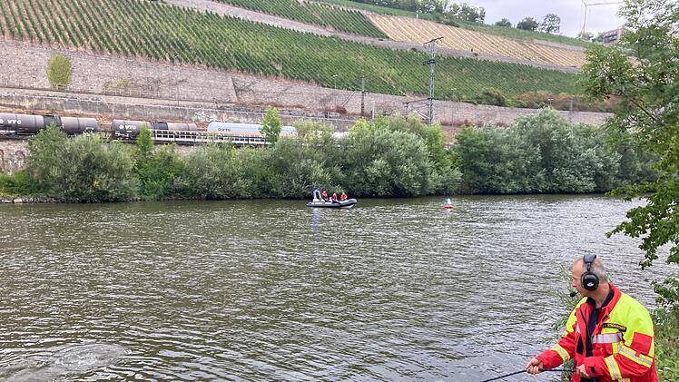 Mit einem Gro&szlig;aufgebot suchten Einsatzkr&auml;fte nach einer vermissten Person.