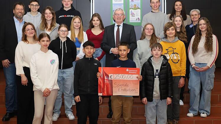 Landkreis Bamberg: Sch&uuml;ler aus Hirschaid organisieren Kuchenverkauf und spenden Erl&ouml;s - f&uuml;r Erdbebenopfer in T&uuml;rkei und Syrien