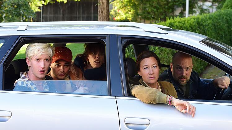 Münchner Quintett auf dem Weg ins ländliche Safe House (von links): Pekabou (Meik van Severen), Mendora (Boži Kocevski), Tulip (Patrice Grießmeier), Kommissarin Cris Blohm (Johanna Wokalek) und Kommissar Dennis Eden (Stephan Zinner).