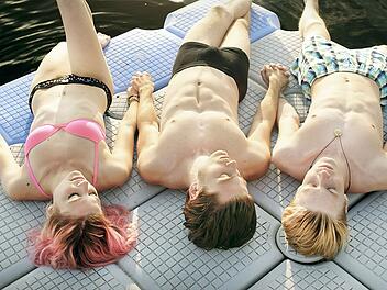 Gemeinsam mit seiner besten Freundin Kat (Svenja Jung) und seinem neuen Freund Nicholas (Jannik Sch&uuml;mann, Mitte) genie&szlig;t Phil (Louis Hofmann) die Zeit am See. Die drei verbinden Leidenschaft und Leichtsinn.