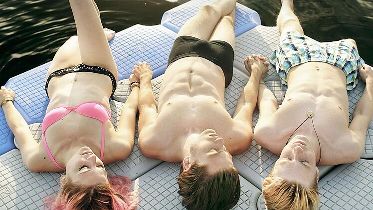 Gemeinsam mit seiner besten Freundin Kat (Svenja Jung) und seinem neuen Freund Nicholas (Jannik Sch&uuml;mann, Mitte) genie&szlig;t Phil (Louis Hofmann) die Zeit am See. Die drei verbinden Leidenschaft und Leichtsinn.