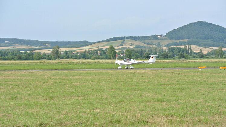 Hier am Anfang (oder Ende) der Landebahn passierte das Unglück am Sonntagabend beim Landen. Unser Bild zeigt einen anderen Flieger, der an diesem Abend noch landete. Im Hintergrund die Hohe Wann Foto: Brigitte Krause