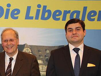Coburgs Liberale Ulrich Herbert und OB-Kandidat Jens-Uwe Peter fordern mehr und günstigere Parkplätze in Coburg.