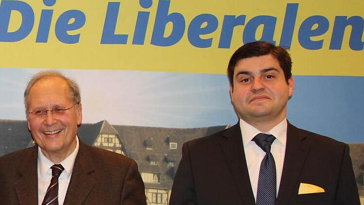 Coburgs Liberale Ulrich Herbert und OB-Kandidat Jens-Uwe Peter fordern mehr und günstigere Parkplätze in Coburg.