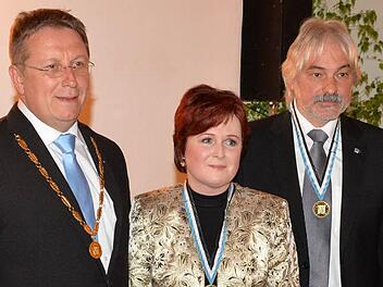 Die höchste Ehrung bei der Festsitzung des Kulmbacher Stadtrats auf der Plassenburg erhielten Christina Flauder und Klaus-Hermann Hofmann (rechts), die beide seit 24 Jahren dem Stadtrat angehören und denen OB Henry Schramm für ihre Verdienste die Goldenen Bürgermedaille überreichte. Fotos: Ronald Rinklef