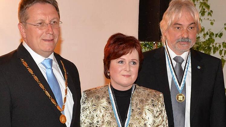 Die höchste Ehrung bei der Festsitzung des Kulmbacher Stadtrats auf der Plassenburg erhielten Christina Flauder und Klaus-Hermann Hofmann (rechts), die beide seit 24 Jahren dem Stadtrat angehören und denen OB Henry Schramm für ihre Verdienste die Goldenen Bürgermedaille überreichte. Fotos: Ronald Rinklef