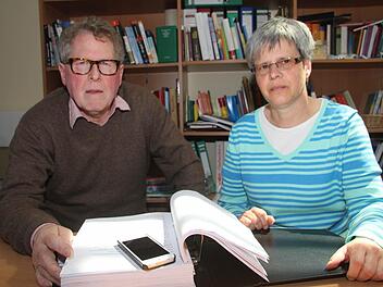 Dekan Jürgen Zinck und die Geschäftsführerin des evangelisch-lutherischen Kirchengemeindeamtes, Lore Bauer, wälzen die Ordner zur Baumaßnahme Weihermühle. Sie stellen sich auf einen langwierigen Prozess ein. Es geht um den Umgang mit Pauschalverträgen. Fotos: Sonja Adam