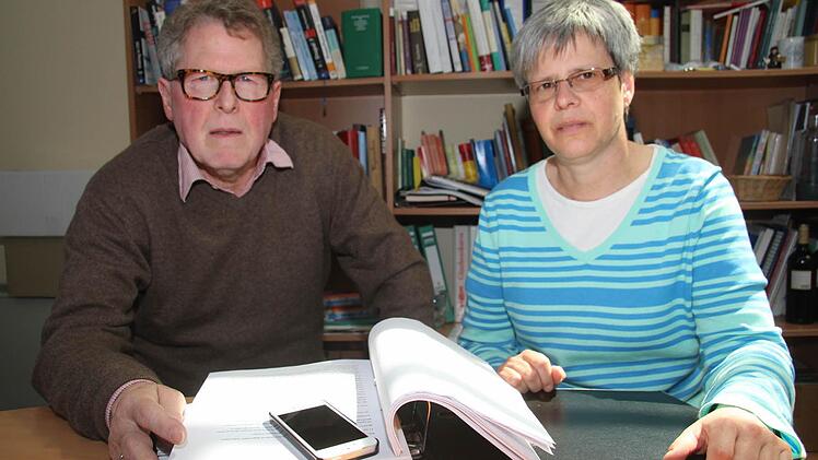 Dekan Jürgen Zinck und die Geschäftsführerin des evangelisch-lutherischen Kirchengemeindeamtes, Lore Bauer, wälzen die Ordner zur Baumaßnahme Weihermühle. Sie stellen sich auf einen langwierigen Prozess ein. Es geht um den Umgang mit Pauschalverträgen. Fotos: Sonja Adam