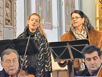 Das warme Timbre von Jutta Schubert-Friese (rechts), ihre gute Artikulation und ihre Fähigkeit, den Text mit der Melodie perfekt auszugestalten, harmonierten auf das Schönste mit dem strahlenden Sopran von Lisa Rothländer (links), ihrer ausgezeichneten Intonation und ihrer gefühlvollen Interpretation.Das warme Timbre von Jutta Schubert-Friese (rechts), ihre gute Artikulation und ihre Fähigkeit, den Text mit der Melodie perfekt auszugestalten, harmonierten auf das Schönste mit dem strahlenden ...