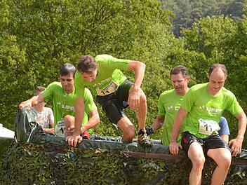 Bad im Container: Das Team Life mit (von links) Alexander Eckert, Andreas Grau, Oliver Kleinhenz und Markus Enders gewann den Nüdlinger Crosslauf. Foto: Jürgen Schmitt