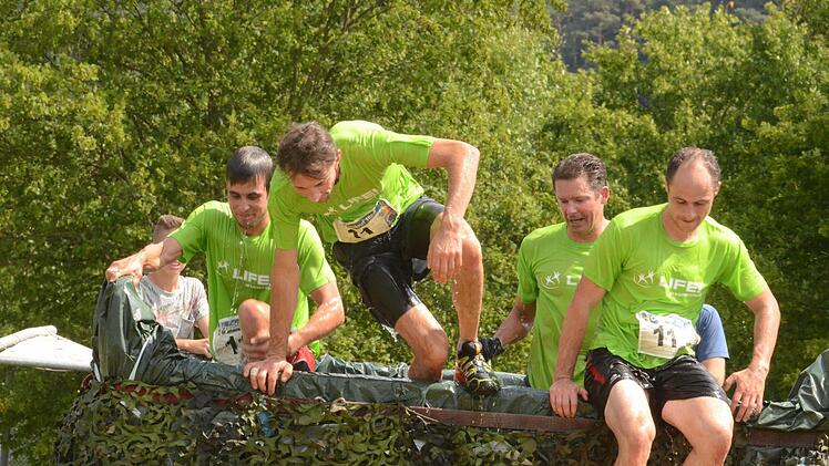 Bad im Container: Das Team Life mit (von links) Alexander Eckert, Andreas Grau, Oliver Kleinhenz und Markus Enders gewann den Nüdlinger Crosslauf. Foto: Jürgen Schmitt