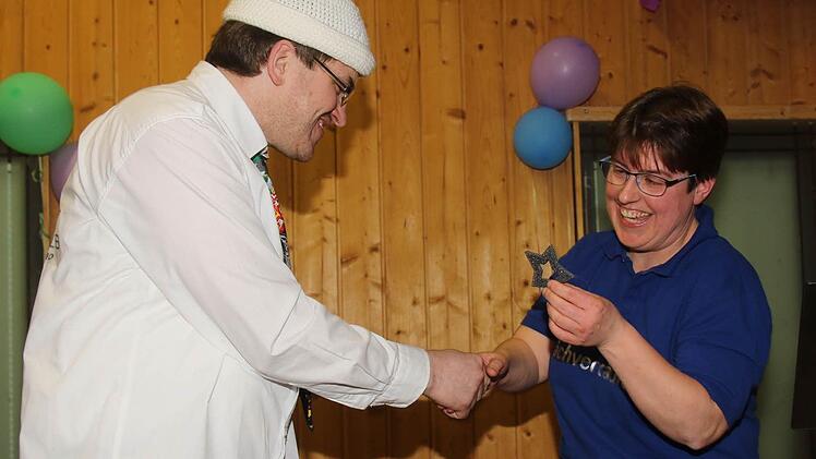 "DJ Ötzi" holte für die Vorsitzende Yvonne Dinkel einen Stern vom Himmel. Foto: Michael Stelzner