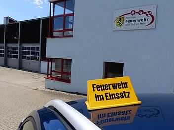 Ein Privatwagen mit dem Schild "Feuerwehr im Einsatz" fährt bei der Zeiler Feuerwehr vor. Die Szene ist für unseren Artikel gestellt.  Foto: Klaus Schmitt