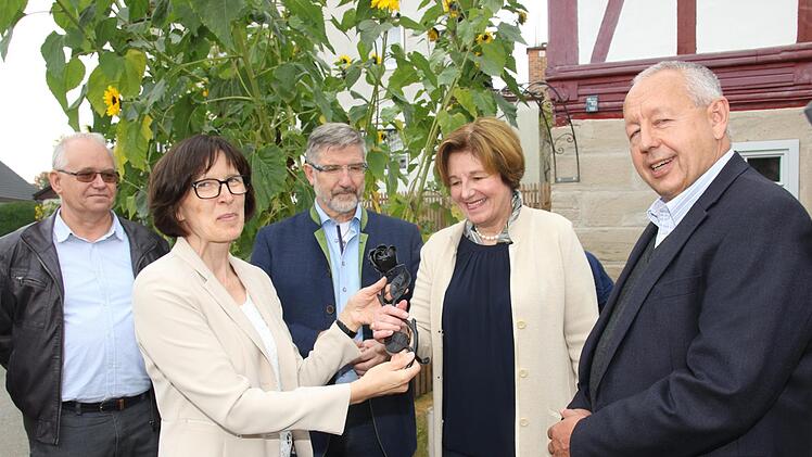 Ralph Wöhner, Christine Heider und Michael Busch überreichen die "Eiserne Rose" an Christine und Peter Wiest ( von links). Foto: Michael Stelzner