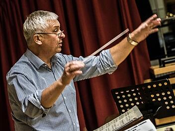 Norbert Luche (Foto links) bei der Probenarbeit mit dem Musizierkreis Neustadt.Foto: Archiv/Jochen Berger