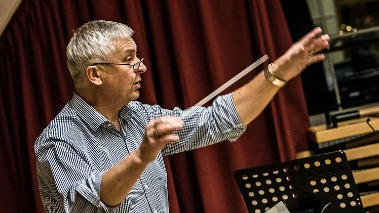 Norbert Luche (Foto links) bei der Probenarbeit mit dem Musizierkreis Neustadt.Foto: Archiv/Jochen Berger