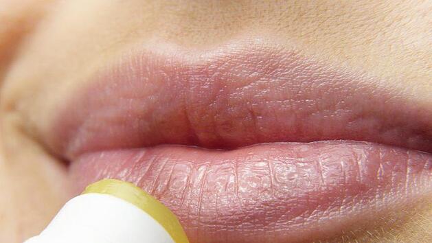 Angeblich sollen Lippenpflegestifte Herpes übertragen. Doch wie viel ist dran an diesem Gerücht? Hier erfahren Sie es! Symbolbild: pixabay/silviarita