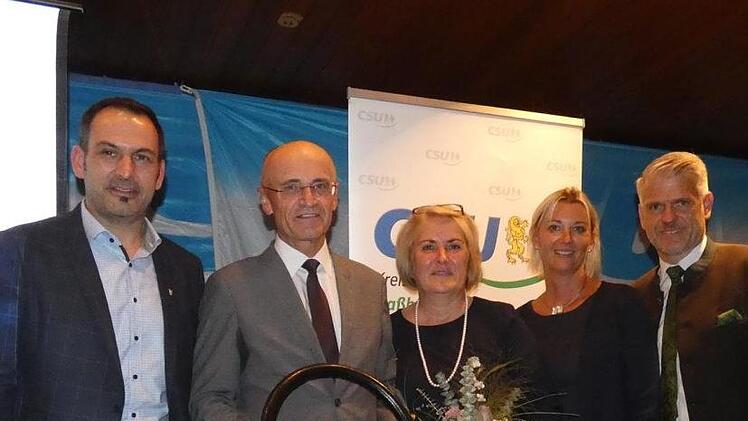 Fest das Steuer in der Hand hat Wilhelm Schneider (Zweiter von links) im Landkreis und will es auch nach der Kommunalwahl behalten. Unterstützung darf er dabei weiterhin von seiner Frau Larissa (Dritte von links) erwarten, die sich zusammen mit dem CSU-Kreisvorsitzenden Steffen Vogel (rechts) und seinen beiden Stellvertretern Holger Baunacher (links) und Heidi Müller-Gärtner (Zweite von rechts) über die Geschlossenheit in der Partei freuten.