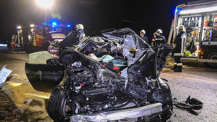 Bei einem schweren Unfall am Freitagabend (23. Oktober 2020) ist  22-jähriger Autofahrer auf der A7 in Unterfranken lebensgefährlich verletzt worden.