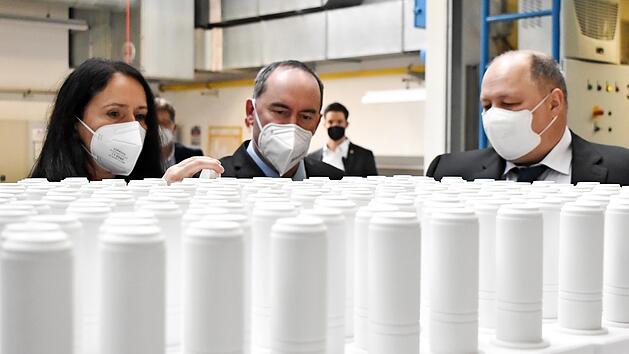 Staatssekret&auml;rin Elisabeth Winkelmeier-Becker (von links), der bayerische Wirtschaftsminister Hubert Aiwanger und Holger Wampers, Gesch&auml;ftsf&uuml;hrer von Alumina Systems, beim Betriebsrundgang in der Redwitzer Firma