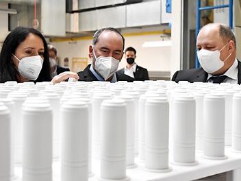 Staatssekretärin Elisabeth Winkelmeier-Becker (von links), der bayerische Wirtschaftsminister Hubert Aiwanger und Holger Wampers, Geschäftsführer von Alumina Systems, beim Betriebsrundgang in der Redwitzer Firma