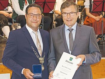Bürgermeister Martin Horn verleiht dem neu ernannten Altbürgermeister Walter Ziegler die Bürgermedaille.