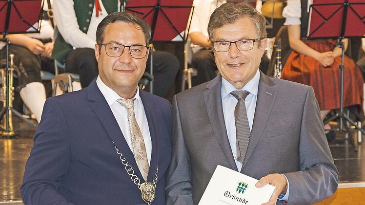 Bürgermeister Martin Horn verleiht dem neu ernannten Altbürgermeister Walter Ziegler die Bürgermedaille.